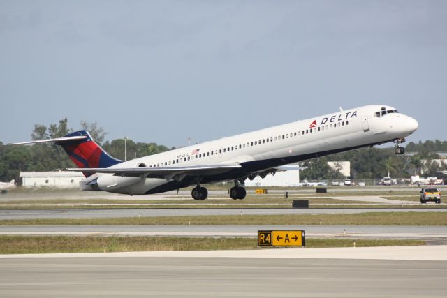 McDonnell Douglas MD-88 (N921DL) - Delta Flight 2298 (N912DL) departs Sarasota-Bradenton International Airport enroute to Hartsfield-Jackson Atlanta International Airport