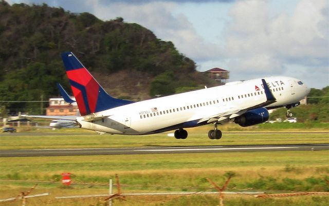 Boeing 737-800 (N3732J)