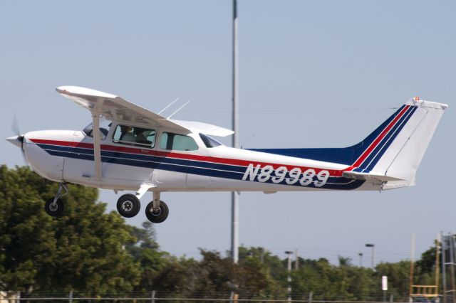 Cessna Skyhawk (N89989)