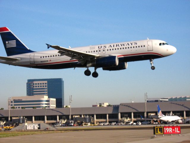 Airbus A320 (N668AW) - Landing on RWY 19R