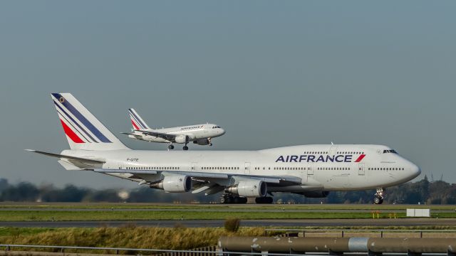 Boeing 747-400 (F-GITE) - optical illusion: the "Air France family" !!! ... A318-111 landing on top of a B747-428 !!!!!