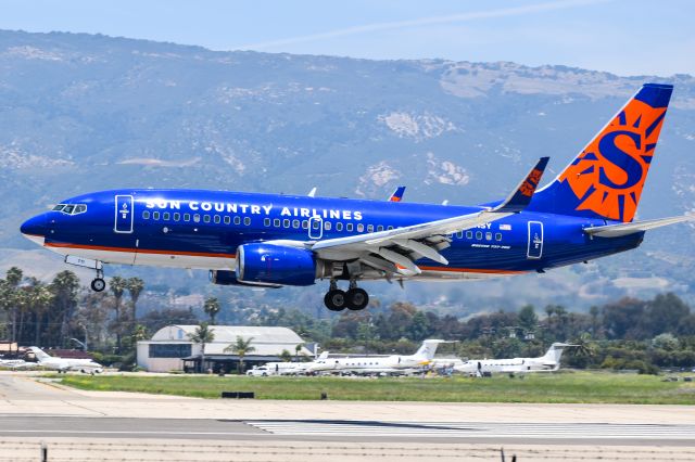 Boeing 737-700 (N711SY) - Sun Country B737 about to grease it onto runway 25 at KSBA from KMSP with a mismatched nose cone.