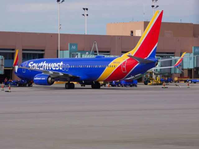 Boeing 737-800 (N8533S)