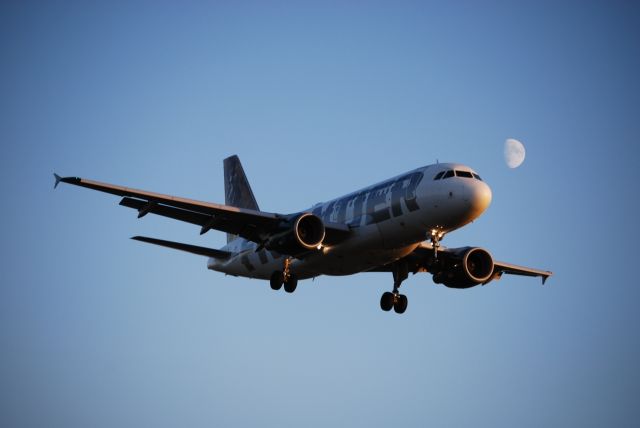 Airbus A319 (N906FR) - Frontier Airbus landing at Portland International