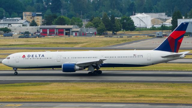 BOEING 767-400 (N834MH) - N834MH slowing down on runway 10R.