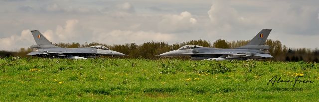 Lockheed F-16 Fighting Falcon — - prête à se faire un bisou