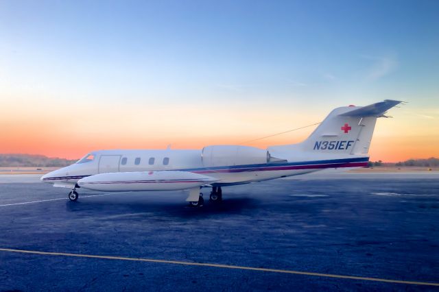 Learjet 35 (N351EF) - Waiting for the crew before departing to MKJP