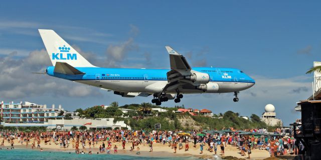 Boeing 747-400 (PH-BFA) - Landing over Maho Beach...