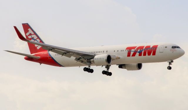 BOEING 767-300 (PT-MOA)