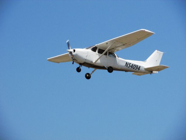 Cessna Skyhawk (N54094) - Taking off RWY 26L