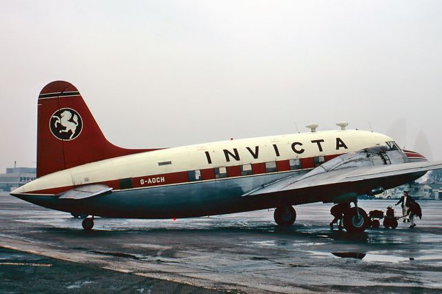 G-AOCH — - INVICTA AIRLINES - VICKERS VIKING C-2 - REG : G-AOCH (CN 150) - LUTON LONDON UK - EGGW (11/12/1967)