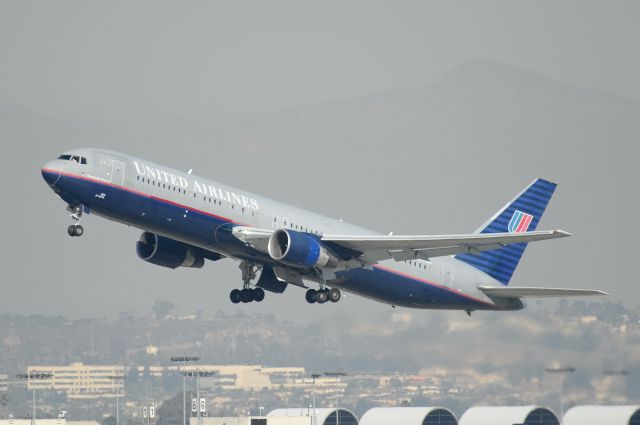 BOEING 767-300 (N674UA)