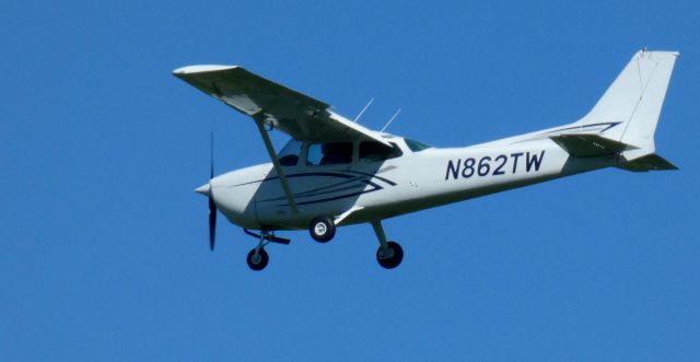 Cessna Skyhawk (N862TW) - About to touch down is this 1978 Cessna 172N Skyhawk in the Spring of 2025.