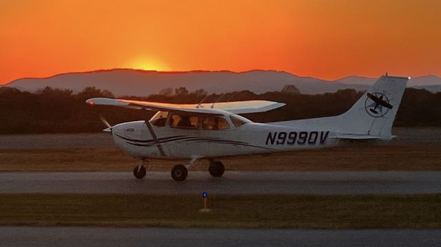 Cessna Skyhawk (N9990V) - Hickory Sunset