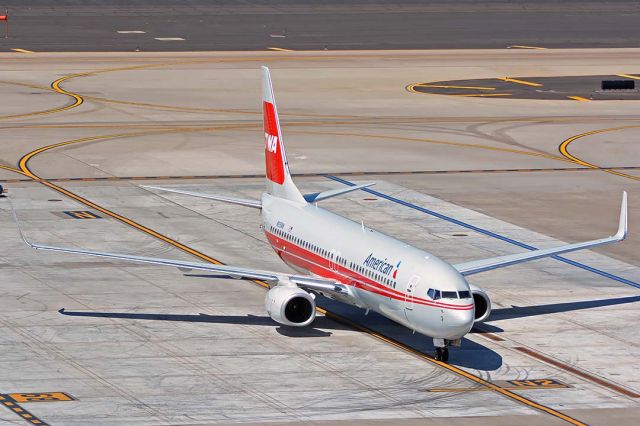 Boeing 737-800 (N915NN) - American Boeing 737-823 N915NN TWA heritage at Phoenix Sky Harbor on May 25, 2018.