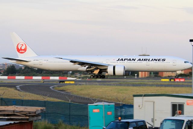 BOEING 777-300ER (JA739J)