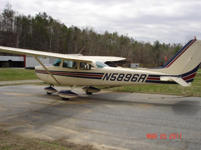 Cessna Skyhawk (N5896R)