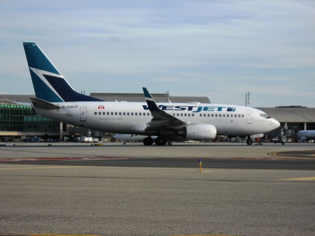 Boeing 737-700 (C-GWJT) - Line up and wait on RWY 20R