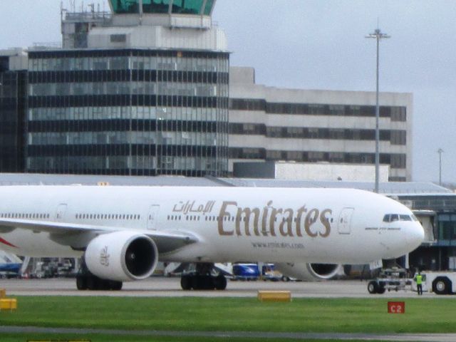 Boeing 777-200 (A6-ECE)
