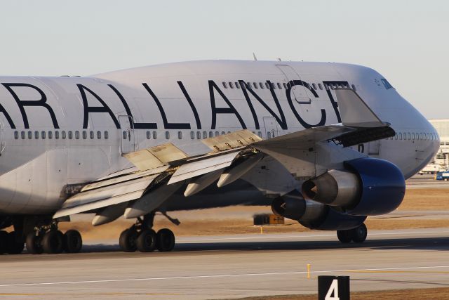 Boeing 747-400 (N121UA)