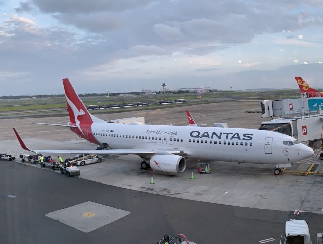 Boeing 737-700 (VH-VZI) - Qantas Boeing 737 at Sydney International Airport departing for Wellington International Airportbr /Registered: VH-VZI