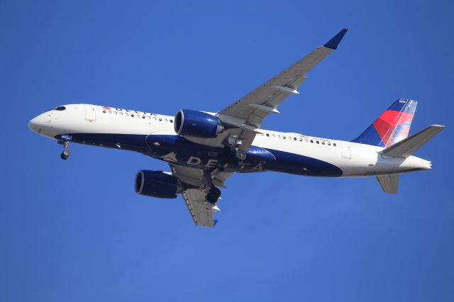 Airbus A220-300 (N310DU)