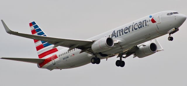 Boeing 737-800 (N902NN) - Soaring out of 33L headed to Charlotte/Douglas.