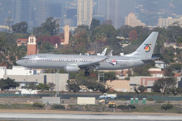 Boeing 737-800 (N569AS)