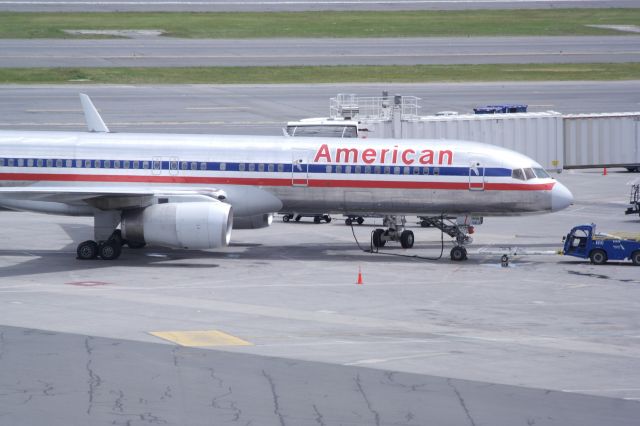 Boeing 757-200 (N677AN)