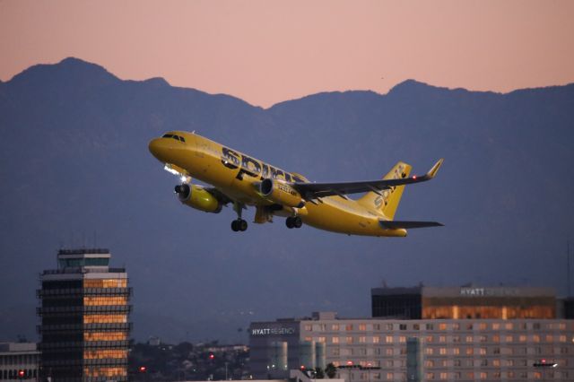 Airbus A320 (N695NK)