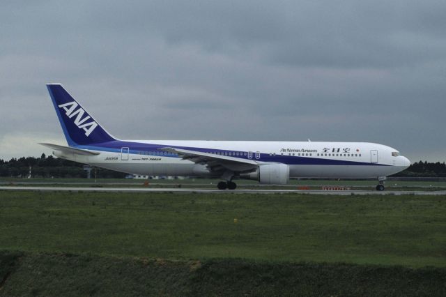 BOEING 767-300 (JA8358) - Departure at Narita Intl Airport Rwy16R on 1998/05/06