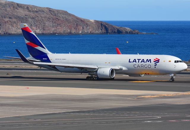 BOEING 767-300 (N542LA)