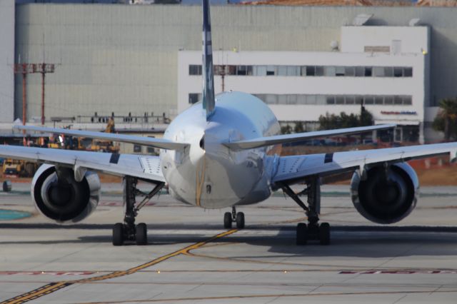 BOEING 777-300ER (ZK-OKM)