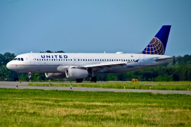 Airbus A320 (N494UA)