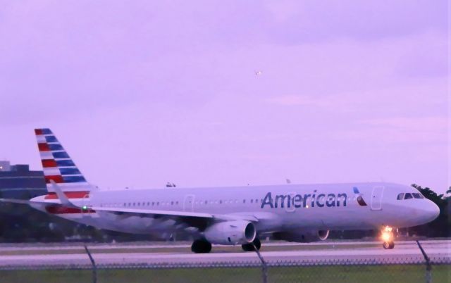Airbus A321 (N998AN)