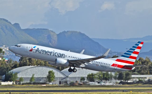 Boeing 737-800 (N956AN) - Boeing 737-823 takeoff from 05R runway on Mexico City International Airport in hot and high conditions.