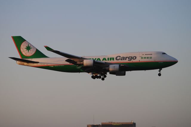 Boeing 747-400 (B-16401) - Arriving in early a.m. light, this 747-400BCF of EVA Cargo lands 24R!