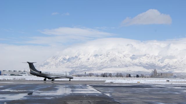 Embraer ERJ-135 (N913LX)