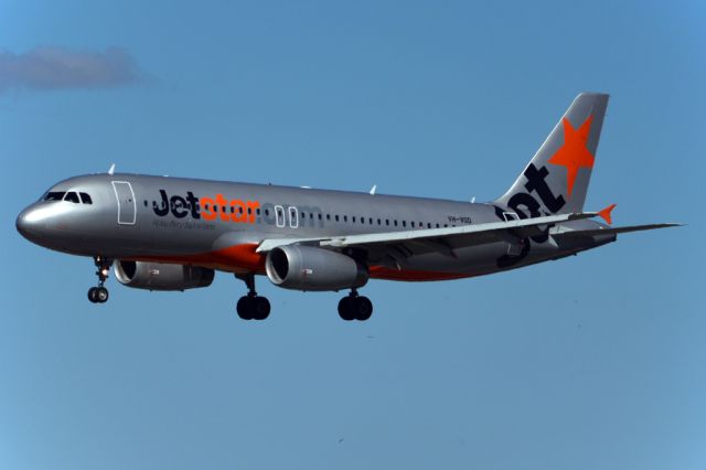 Airbus A320 (VH-VGD) - On short finals for runway 05. Monday, 14th April, 2014.