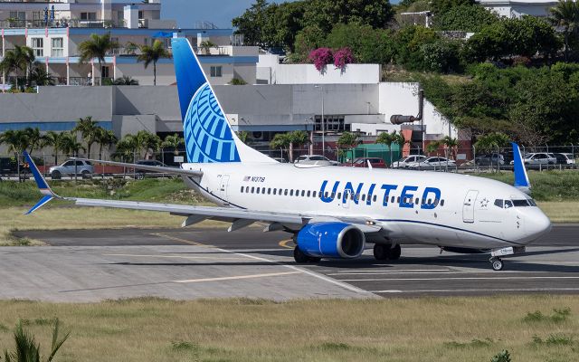 Boeing 737-700 (N13718) - Lining up for departure on the 24/Feb/2024
