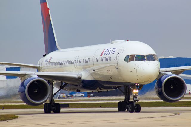 Boeing 757-200 (N654DL)