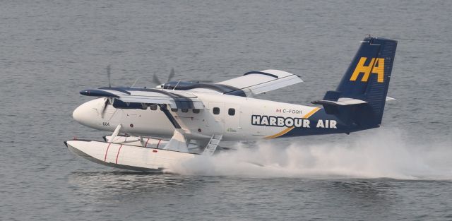 De Havilland Canada Twin Otter (C-FGQH) - Touch down Vancouver Harbour 09AUG2017