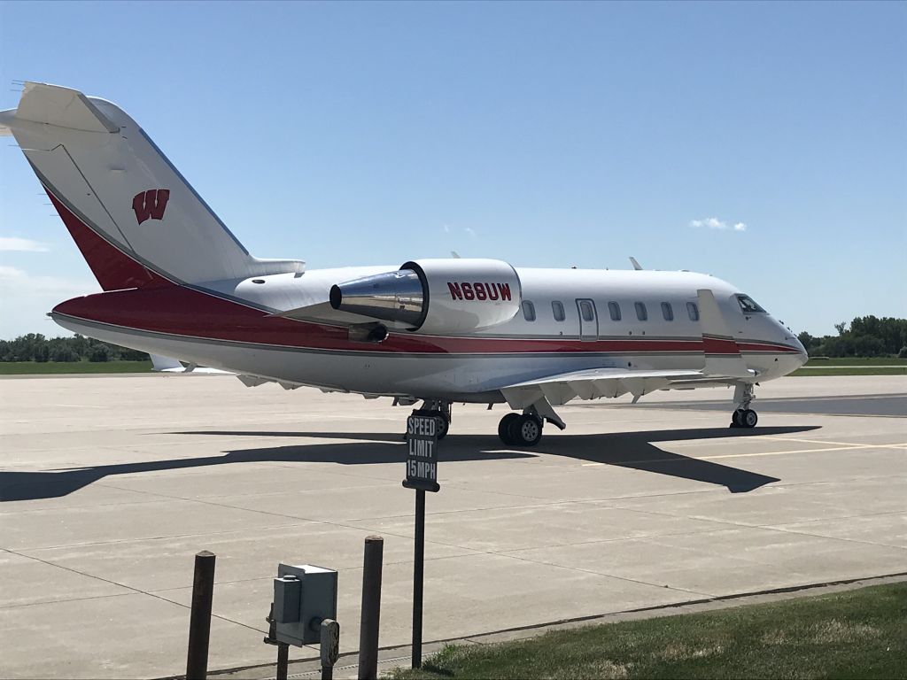 Canadair Challenger (N68UW)