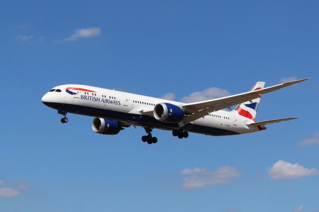 Boeing 787-9 Dreamliner (G-ZBKI) - British Airways (BA) G-ZBKI B787-9 [cn38625]br /London Heathrow (LHR). British Airways flight BA242 arriving from Mexico City Benito Juárez (MEX).br /Taken from Myrtle Avenue 'Gardens'. Hatton Cross (end of 27L runway)br /br /2018 08 02br /a rel=nofollow href=http://alphayankee.smugmug.com/Airlines-and-Airliners-Portfolio/Airlines/EuropeanAirlines/British-Airways-BAhttps://alphayankee.smugmug.com/Airlines-and-Airliners-Portfolio/Airlines/EuropeanAirlines/British-Airways-BA/a