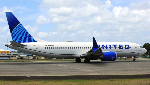 Boeing 737 MAX 8 (N27252)