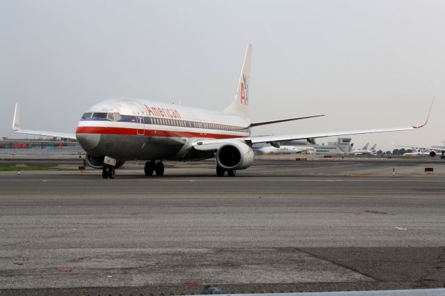 Boeing 737-800 (N935AN)