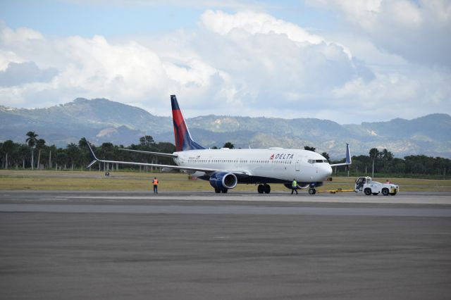 Boeing 737-900 (N850DN) - The beautiful B737-900 in his Pushback and igniting engines for his departure from Santiago to the city of New York ...... Beautiful Bebe ......