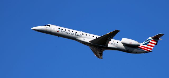 Embraer ERJ-145 (N682AE) - Shortly after departure is this 2004 American Airlines Eagle Embraer 145LR in the Autumn of 2023.