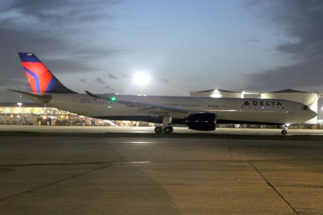 Airbus A330-900 (N424DX) - Taxiing to depart rwy 27L on 9-Dec-23 operating flight DAL21 to KSEA on its first visit to EGLL.