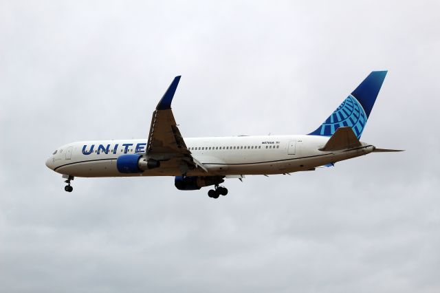 BOEING 767-300 (N670UA) - A United B767-300 on final approach into LHR, landing on runway 27L.br /br /Location: Myrtle Ave.br /Date: 31.07.22 (dd/mm/yy).